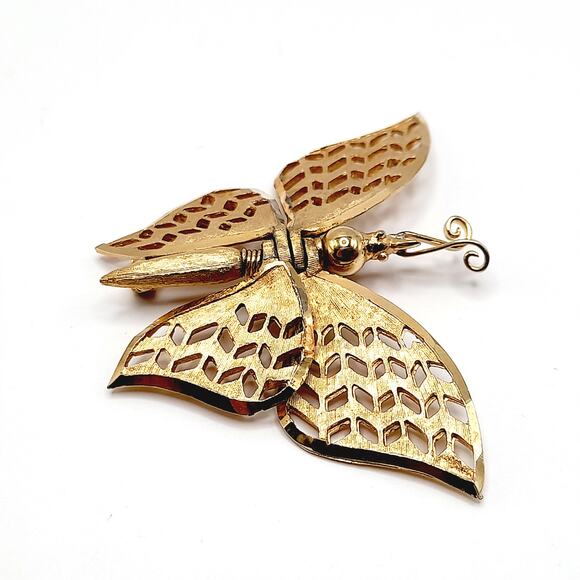 Vintage Gold Butterfly Brooch, Articulated Wings, Filigree Mid-Century Jewelry - Picture 7 of 10